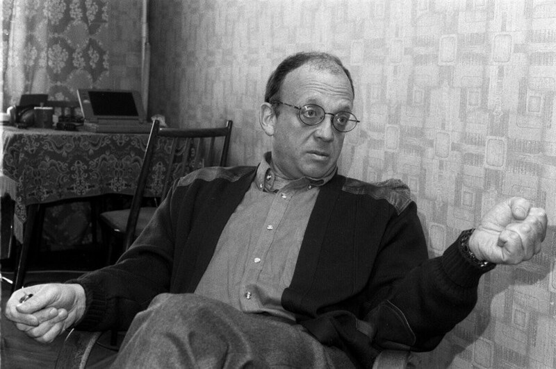 Переводчик Леонид Володарский у себя дома,1990 год.