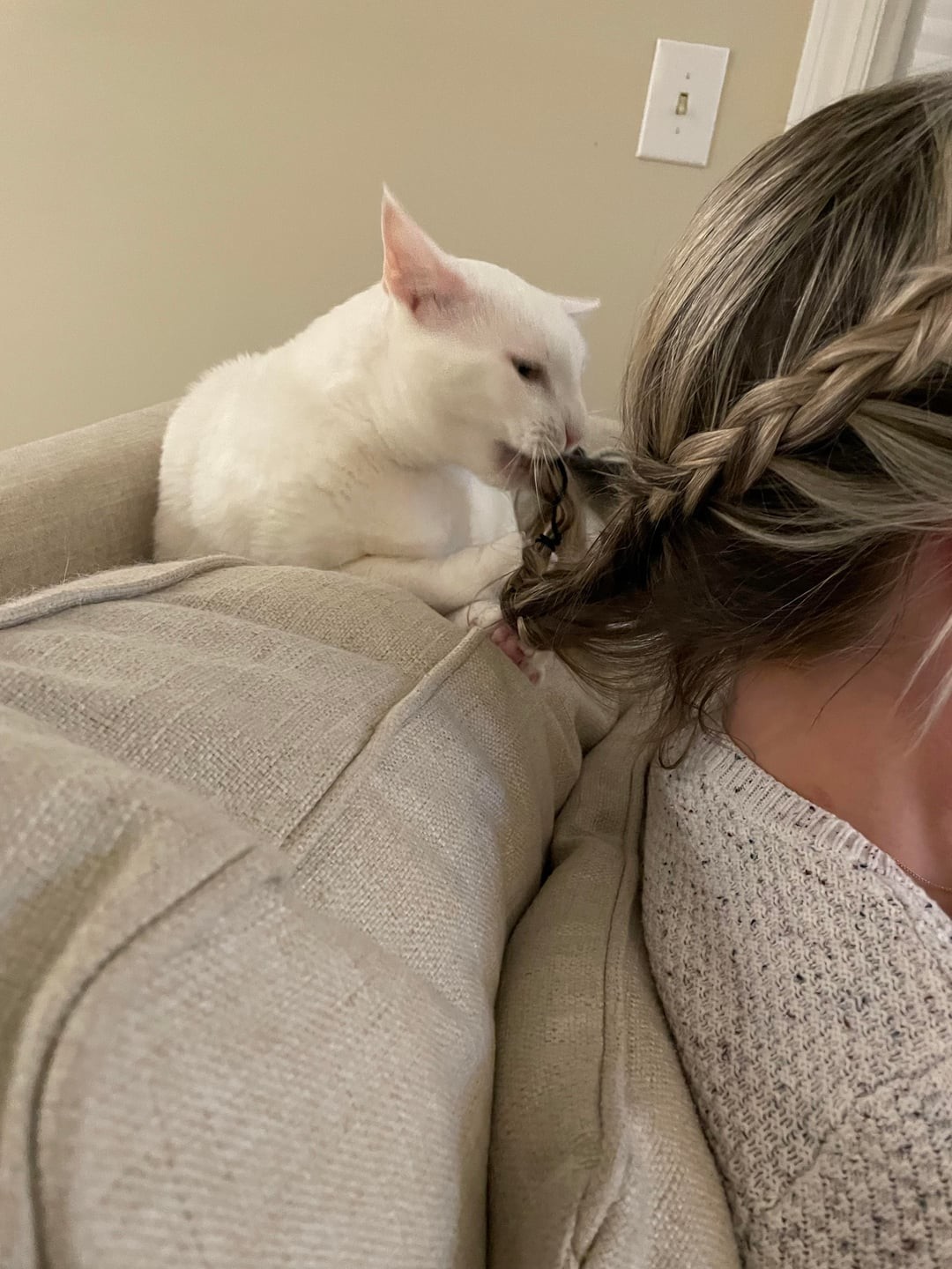 10. Слюни - лучшее средство для укладки