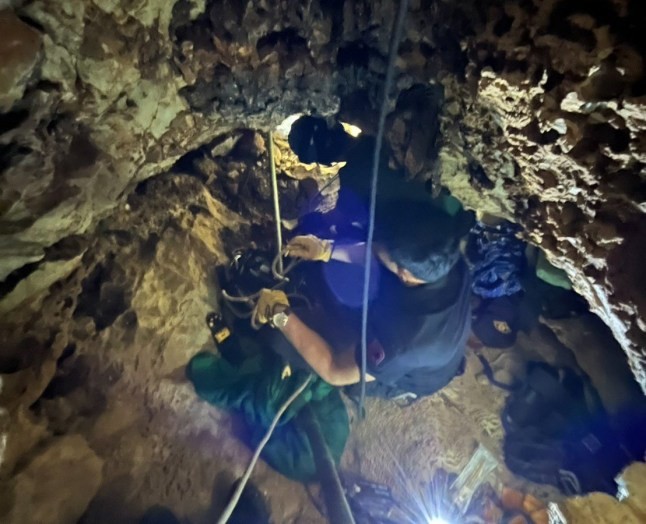 Буддийский монах провёл четыре дня вниз головой в узкой пещере и выжил