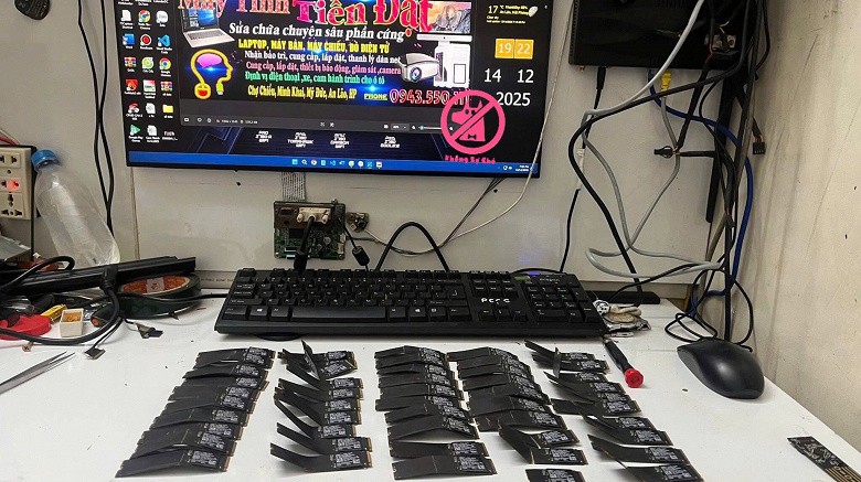 "Отругать его - слишком мягкое наказание": вьетнамский школьник проверил гибкость SSD-накопителей, погнув 50 новеньких плат