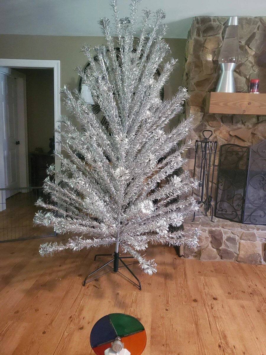 6. Серебристая ёлка странной формы