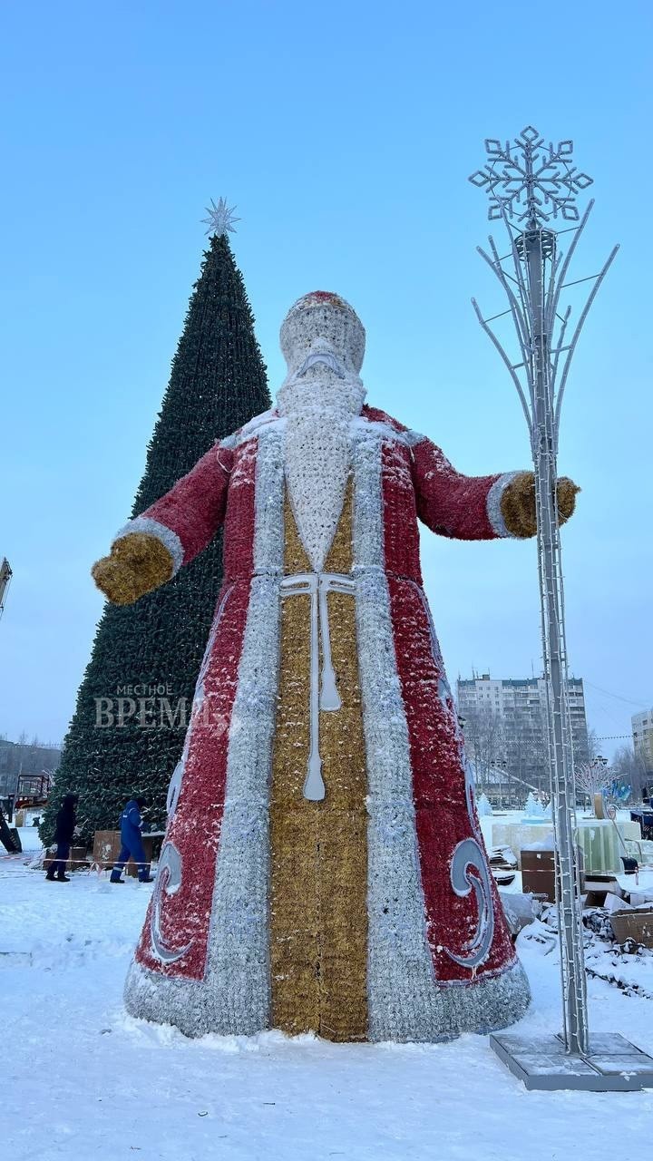 "Зомби или киборги?": жители Нижневартовска раскритиковали гигантские новогодние фигуры без лиц на площади города