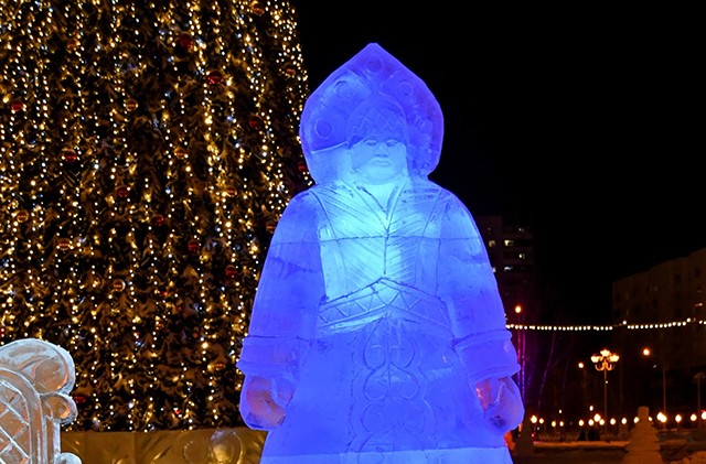 "Зомби или киборги?": жители Нижневартовска раскритиковали гигантские новогодние фигуры без лиц на площади города