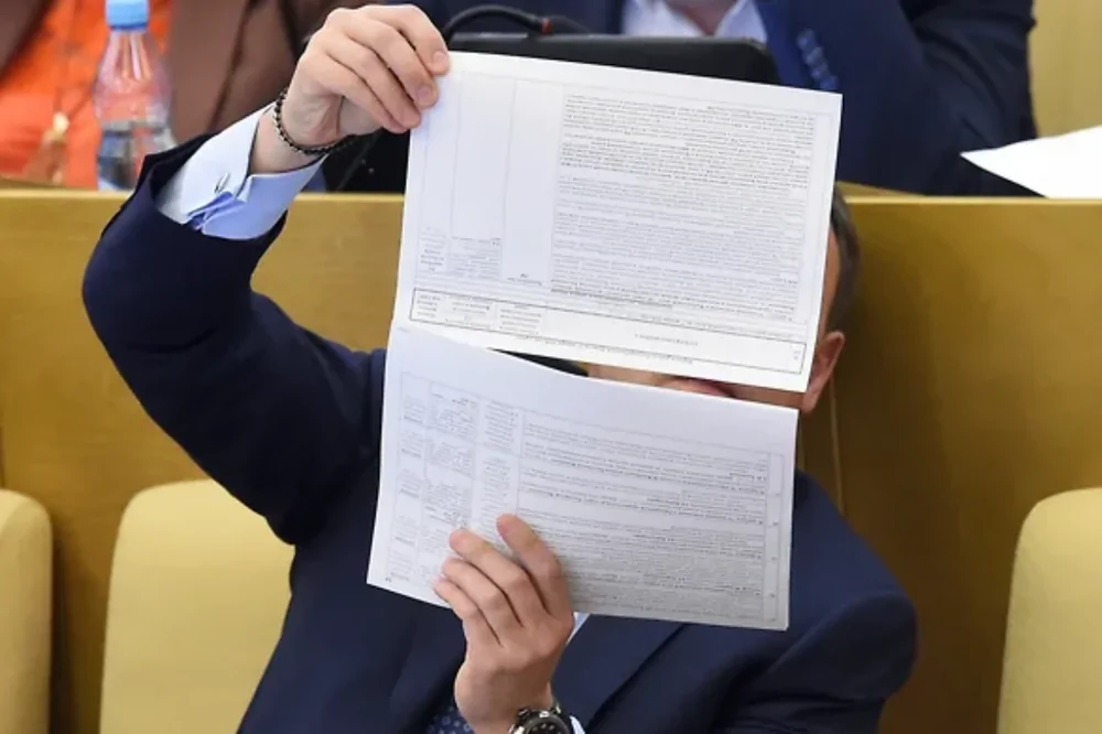 Госдума приняла закон об отмене обязательных ежегодных деклараций чиновников