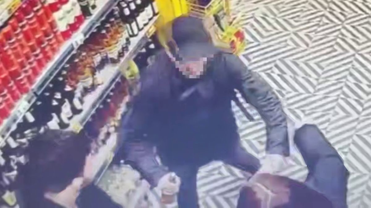 Мужчина ударил сотрудницу магазина стеклянной бутылкой