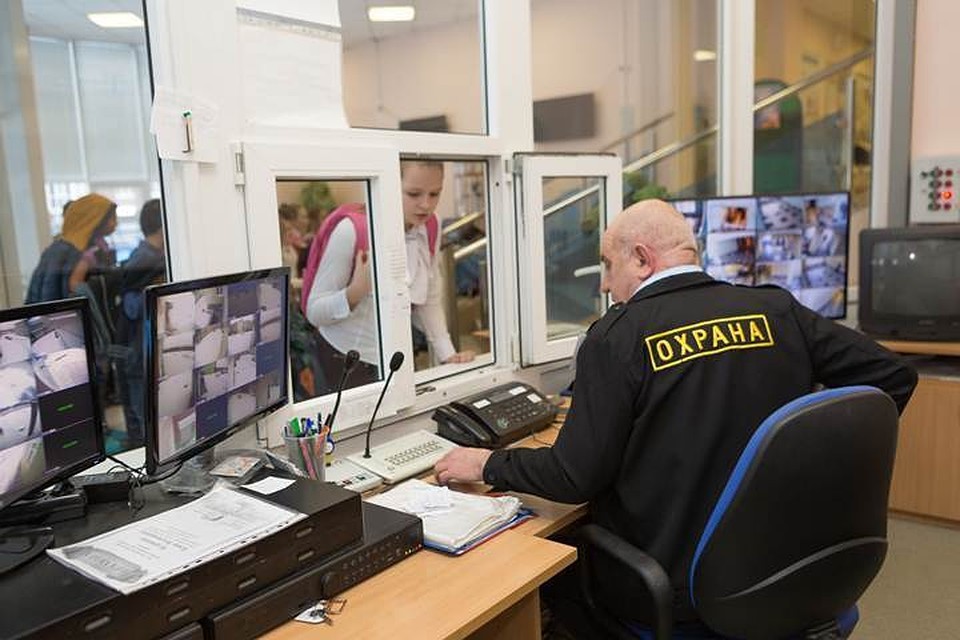 "Проверим, как охрана работает": в Петербурге мужчина спокойно пронёс в школу нож и газовый баллончик