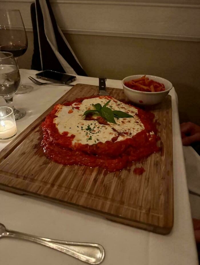24. Курица с пармезаном на доске 
