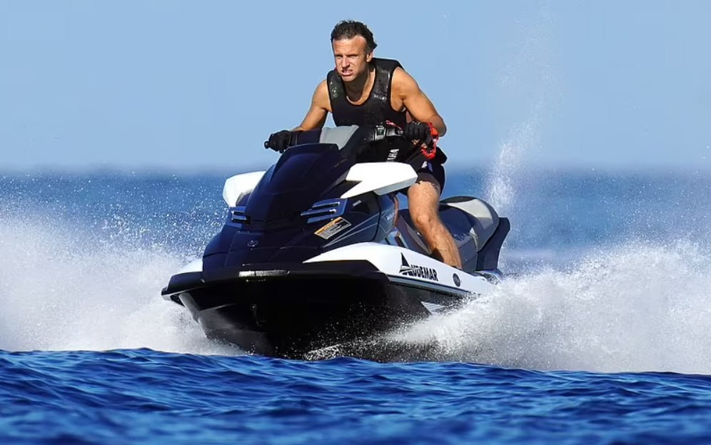 Французские СМИ сообщили о секретной операции, которую провели Эммануэлю Макрону после травмы паха