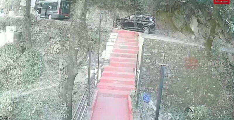 В Индии туристы едва не сорвались с обрыва из-за ошибки водителя