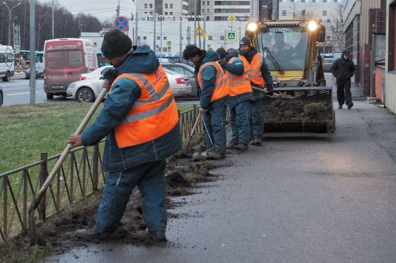 На улицы Петербурга вышли первые уборщики из Индии