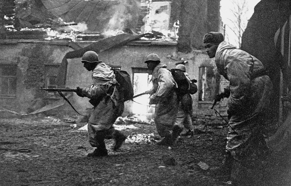Бойцы дивизии полковника Щеглова ведут бой с врагом на окраине Гатчины, Ленинградская область, январь 1944