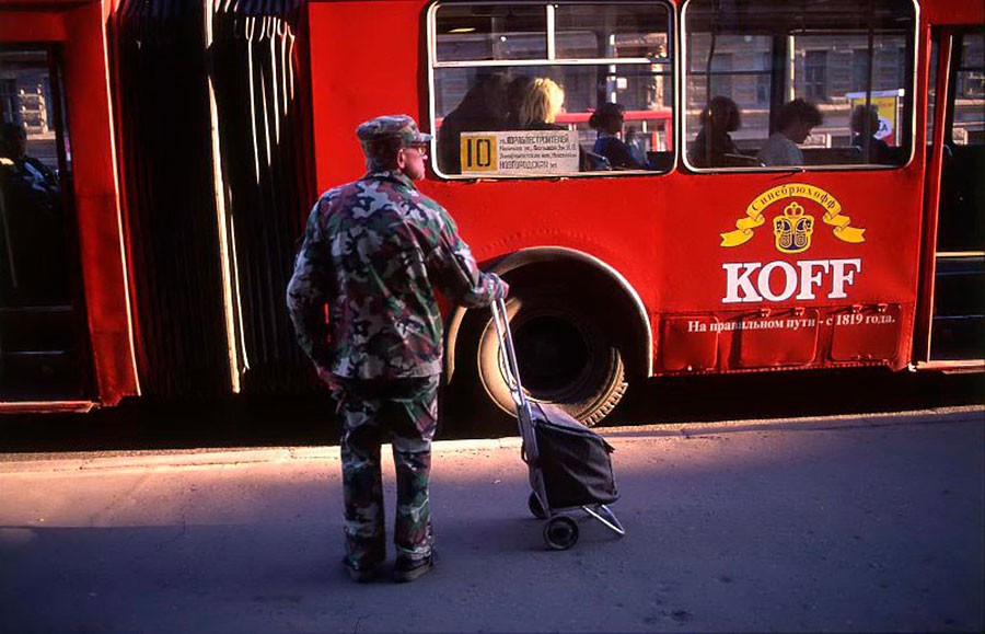 На остановке, 1995