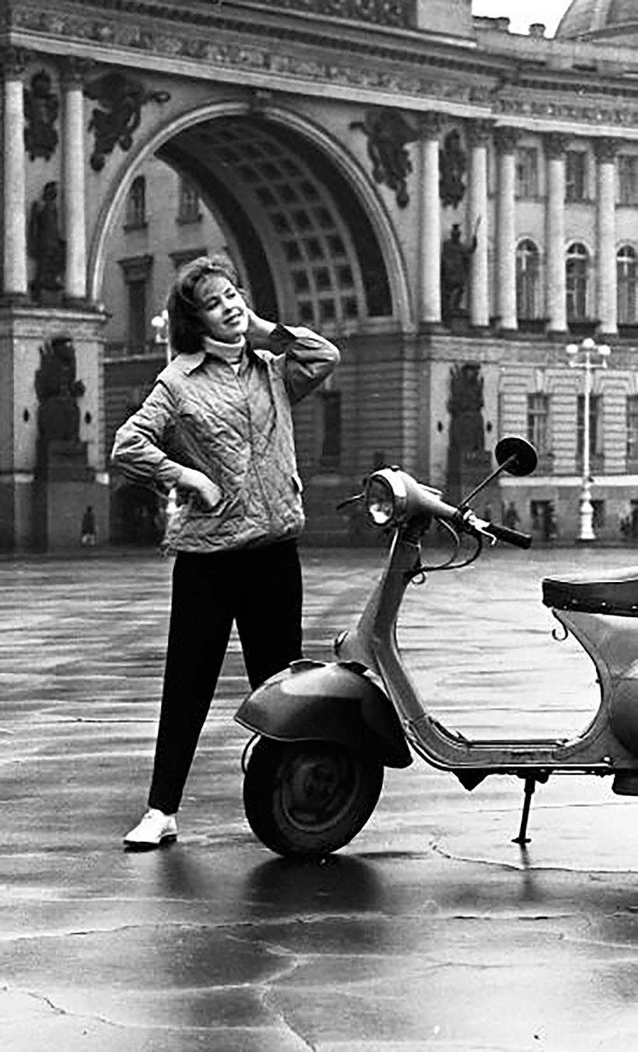 Демонстрация моделей женской одежды на фоне арки Главного штаба в Ленинграде, 1960-е