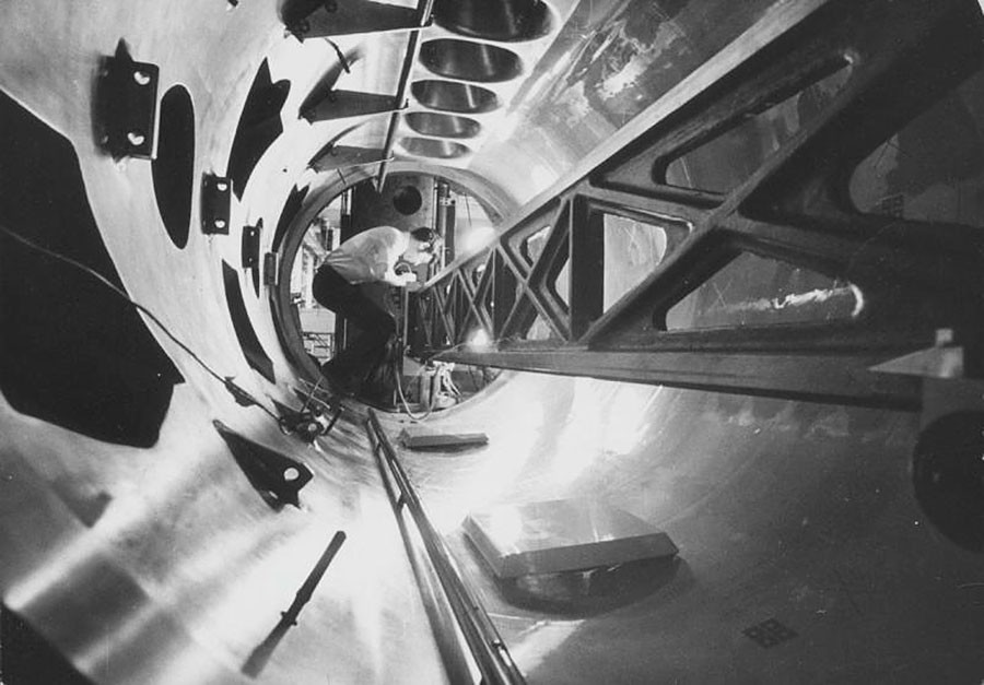 Монтаж пузырьковой камеры «Мирабель» в Институте физики высоких энергий в Протвино, Московская область, 1970-е