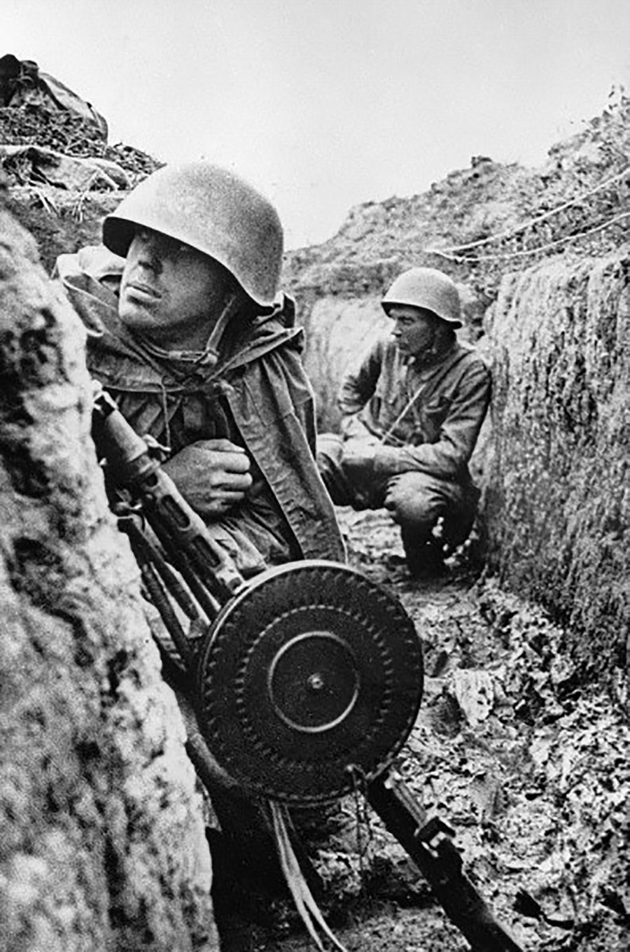Солдаты Ленинградского фронта в окопах,  1941 год.