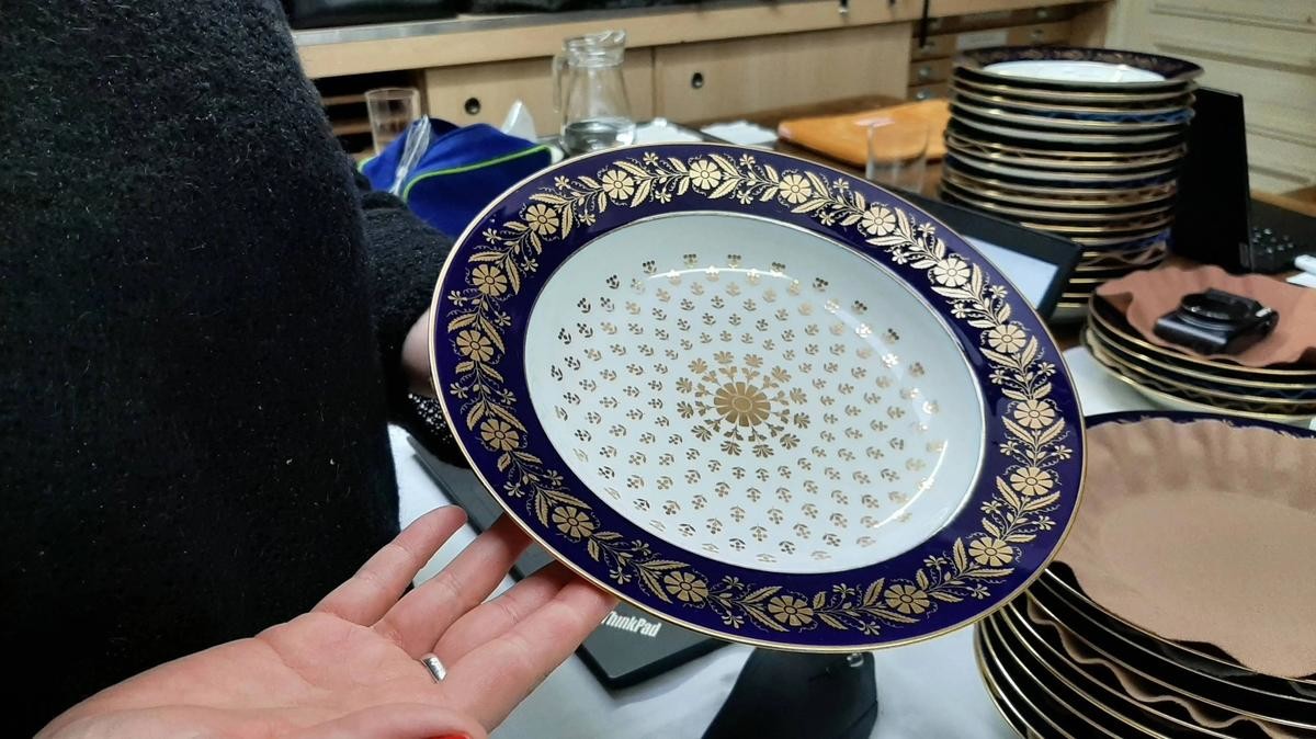 У Макрона украли тарелки: как казначей и охранник Лувра провернули аферу с президентским фарфором