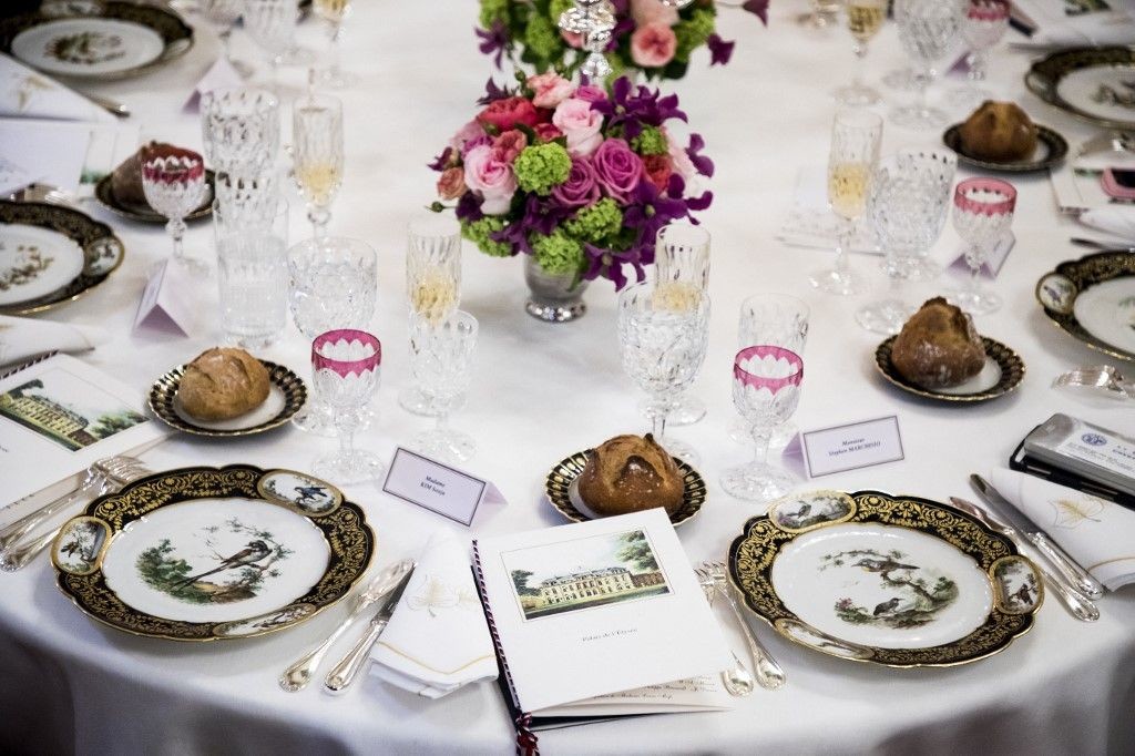 У Макрона украли тарелки: как казначей и охранник Лувра провернули аферу с президентским фарфором