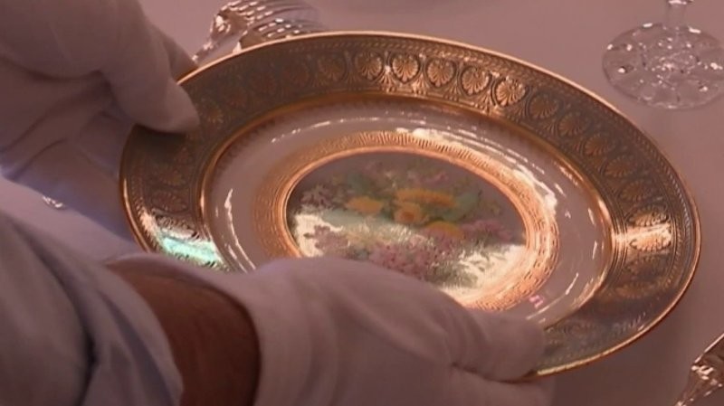 У Макрона украли тарелки: как казначей и охранник Лувра провернули аферу с президентским фарфором