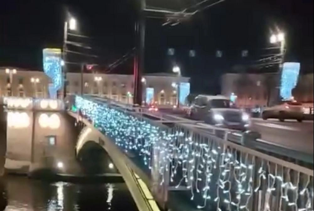 «Кто-то взял, оторвал, а я починил»: петербуржец своими руками включил гирлянду на Биржевом мосту