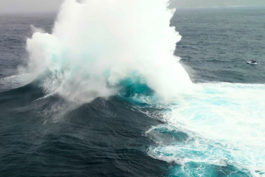 Четыре волны в одном месте: австралийские сёрферы нашли «взрывающийся» океанский феномен