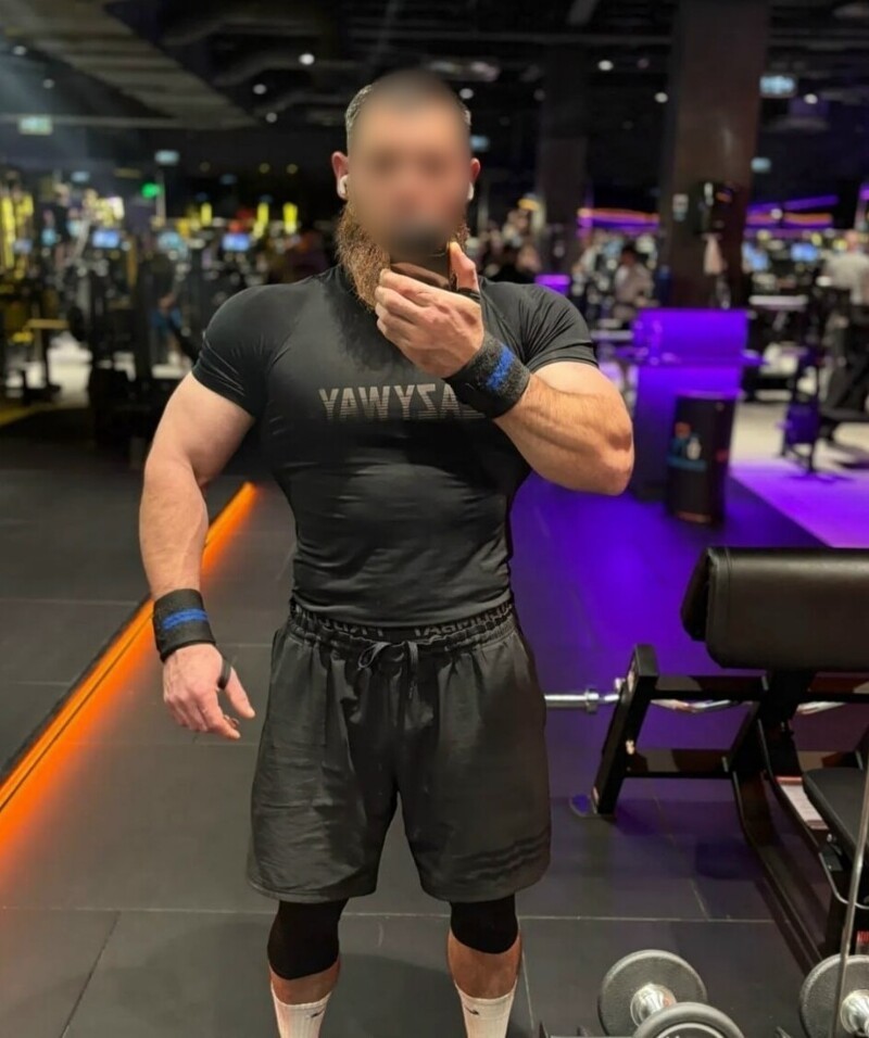 Удар в живот от "профессионала": рыбинский фитнес-тренер попал на видео после конфликта в магазине