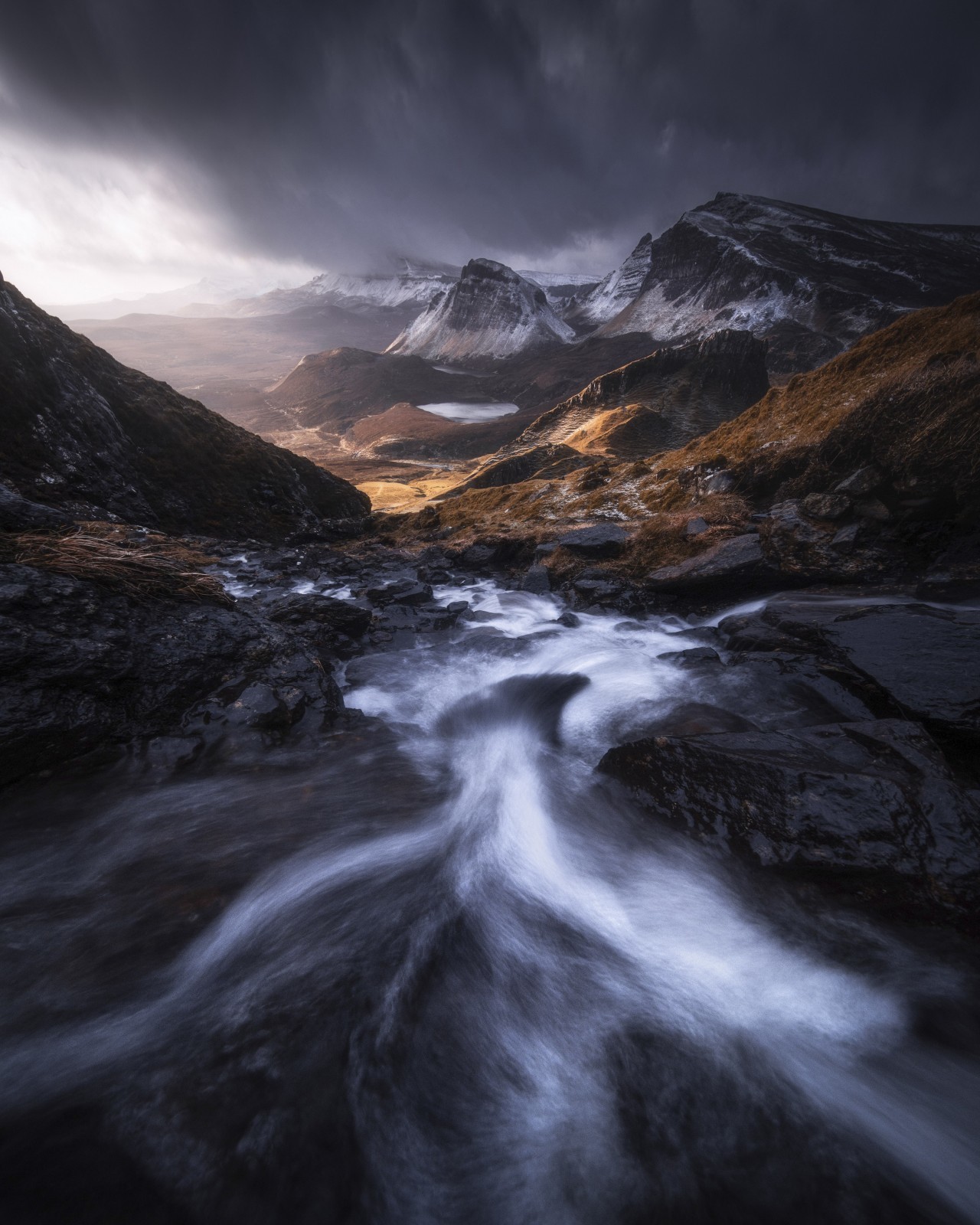 1 место в номинации Пейзажный фотограф года 2020. Поток, Шотландия. Автор Кельвин Юэнь
