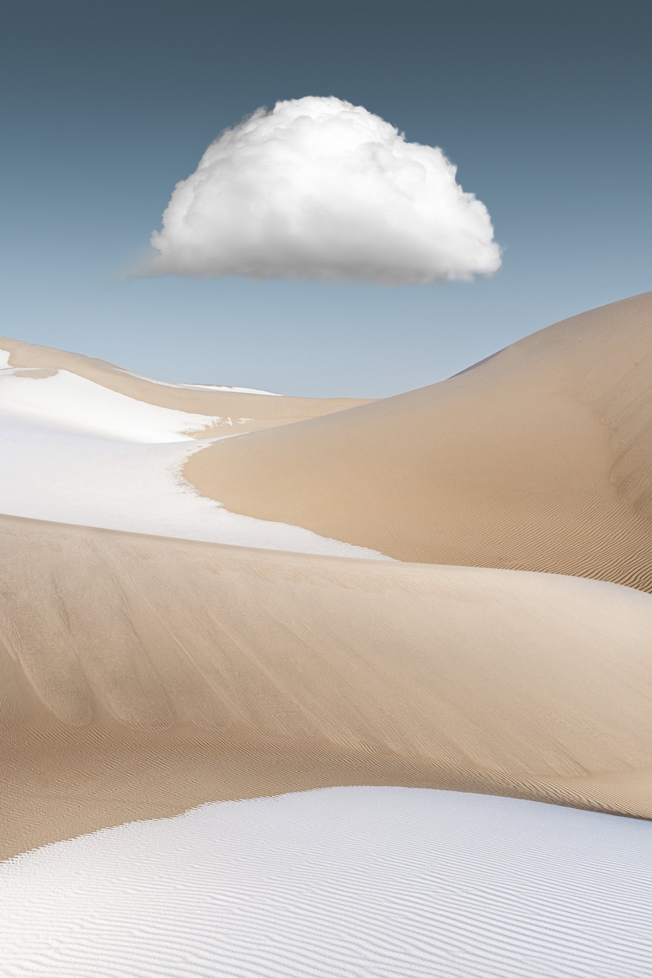 2 место в номинации Пейзажный фотограф года 2019. Облако над песками и снегом в пустыне Бадын-Джаран, Китай. Автор Ян Гуан