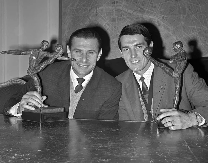 Вратарь сборной СССР Лев Яшин и полузащитник Валерий Воронин с футбольными "Оскарами" за свои достижения. 