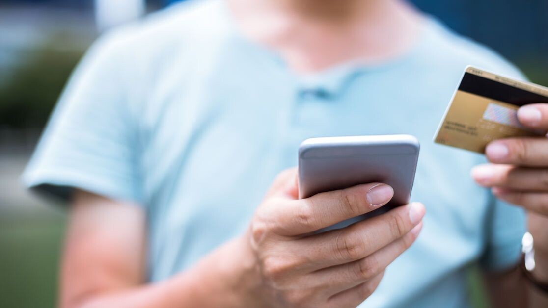 «Вы кому переводите — родственнику?»: почему банки начали блокировать переводы и просить подтвердить родство