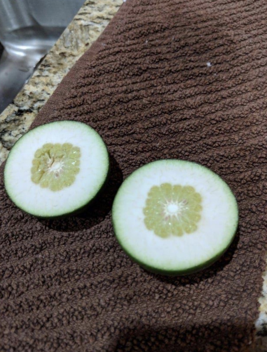 Этот лайм имеет так мало сердцевины, что выглядит как огурец