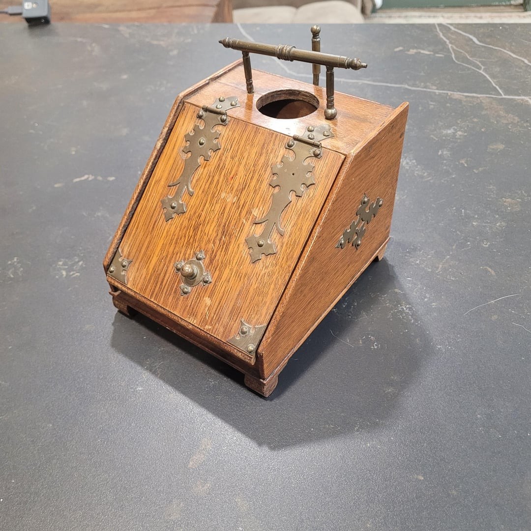 10. Деревянный ящик необычной формы с инкрустацией и круглым отверстием в верхней части