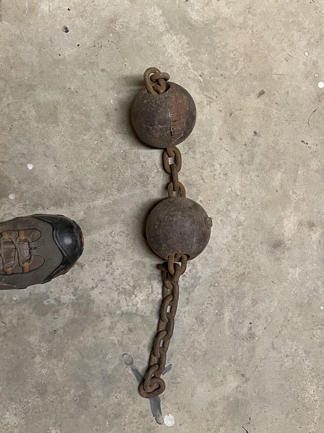 3. Металлические ядра, соединённые цепью, обнаружены закопанными во дворе