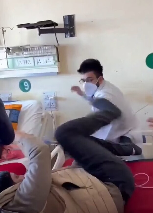 Врач избил пациента после того, как тот попросил уважительного отношения