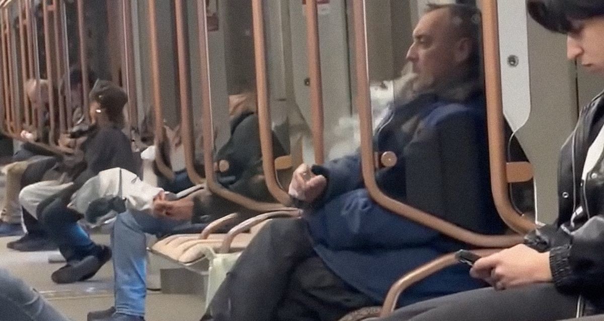 Мужчина закурил во время поездки в&nbsp;метро