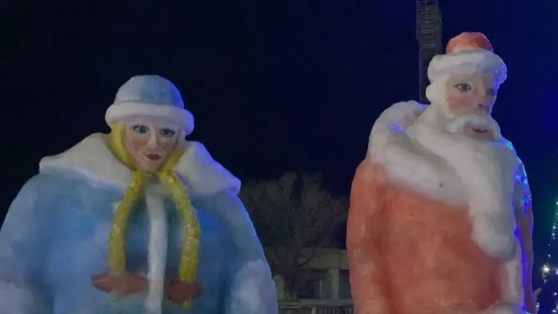 "Вырубали топором": фигуры Деда Мороза и Снегурочки разозлили жителей одного города