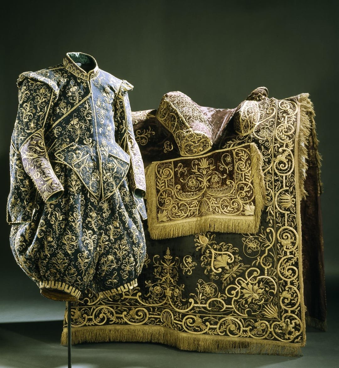 17. Свадебный наряд шведского короля Густава II Адольфа рядом с его свадебным седлом. Ливрусткаммарен (Королевская оружейная палата), Стокгольм, Швеция, около 1620 года