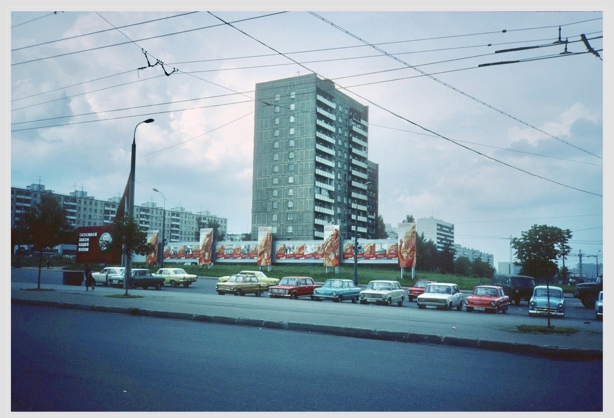 И это фото сделано у станции метро "Ждановская" / "Выхино", но вид в сторону Вешняковской улицы.