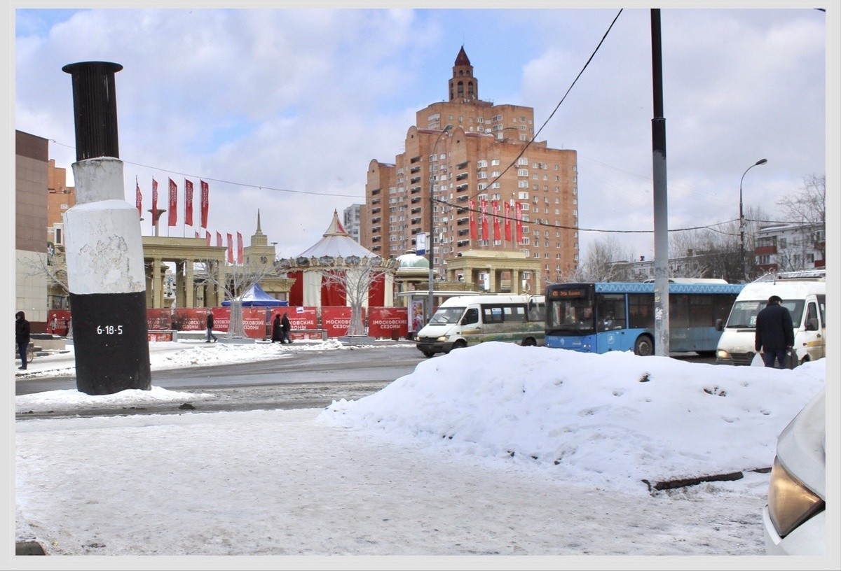 В кадре появились жилой дом и городская ярмарка, такие сейчас во многих районах недалеко от станций метро установили