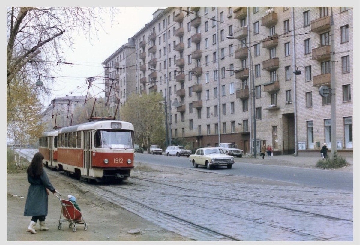 Теперь в районе у станции метро "Войковская". Это улица Зои и Александра Космодемьянских. Фото 1985 года