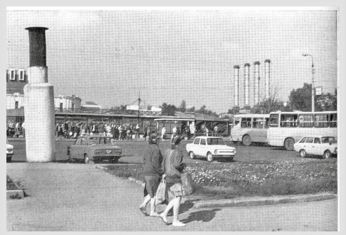 Ещё один вид на площадь у станции метро "Кузьминки", со стороны проспекта. Фото 1985-88 годов