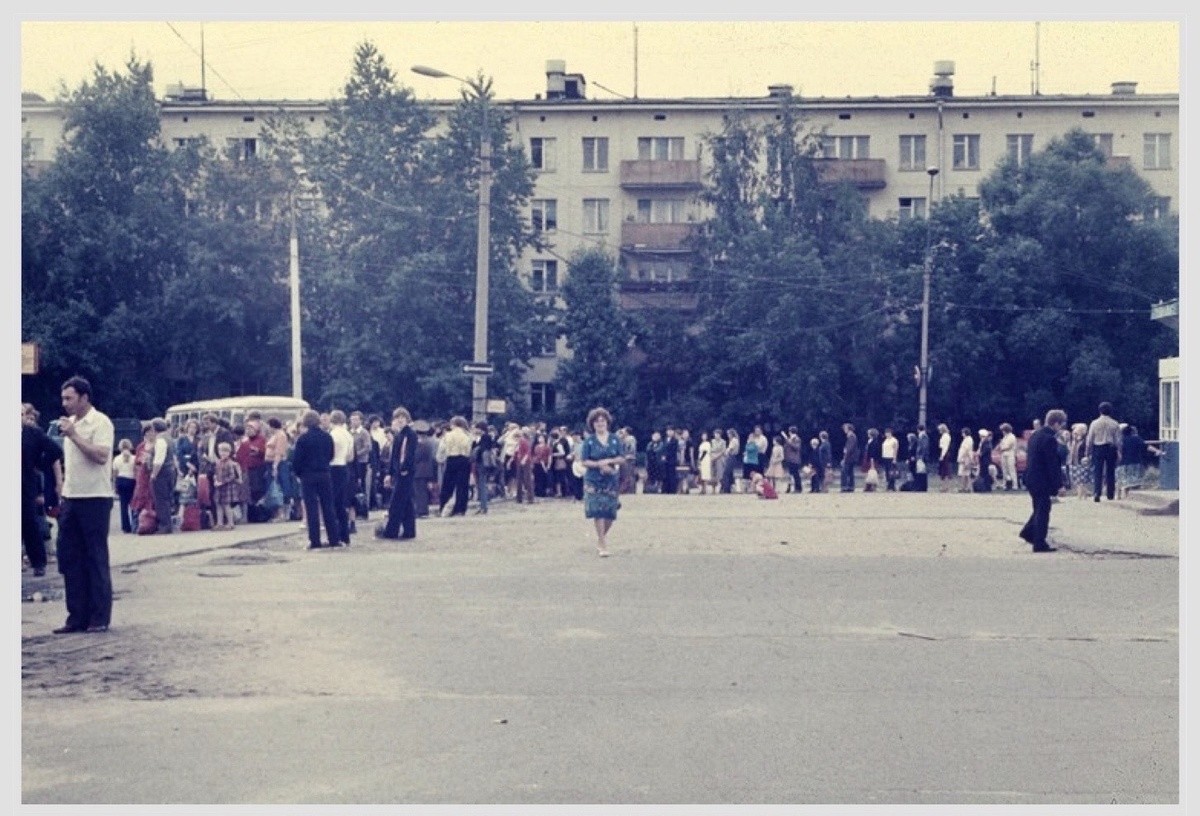 Это у автобусных остановок на противоположной стороне от универмага. 