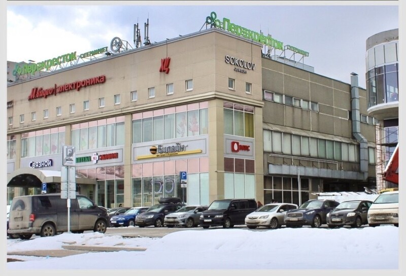 Здание универмага в наши дни реконструировали, спереди пристроили полезные площади, а внутри сейчас типичный тц