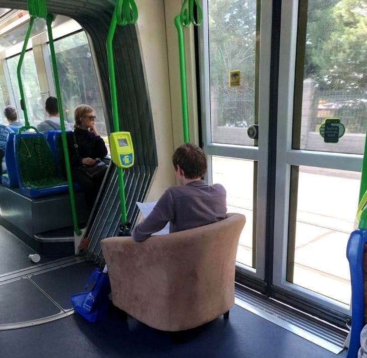 Прихватил собой кресло на случай, если не окажется свободных мест