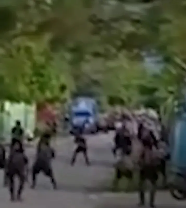 Враждующие племена развернули битву с луками на оживлённой улице