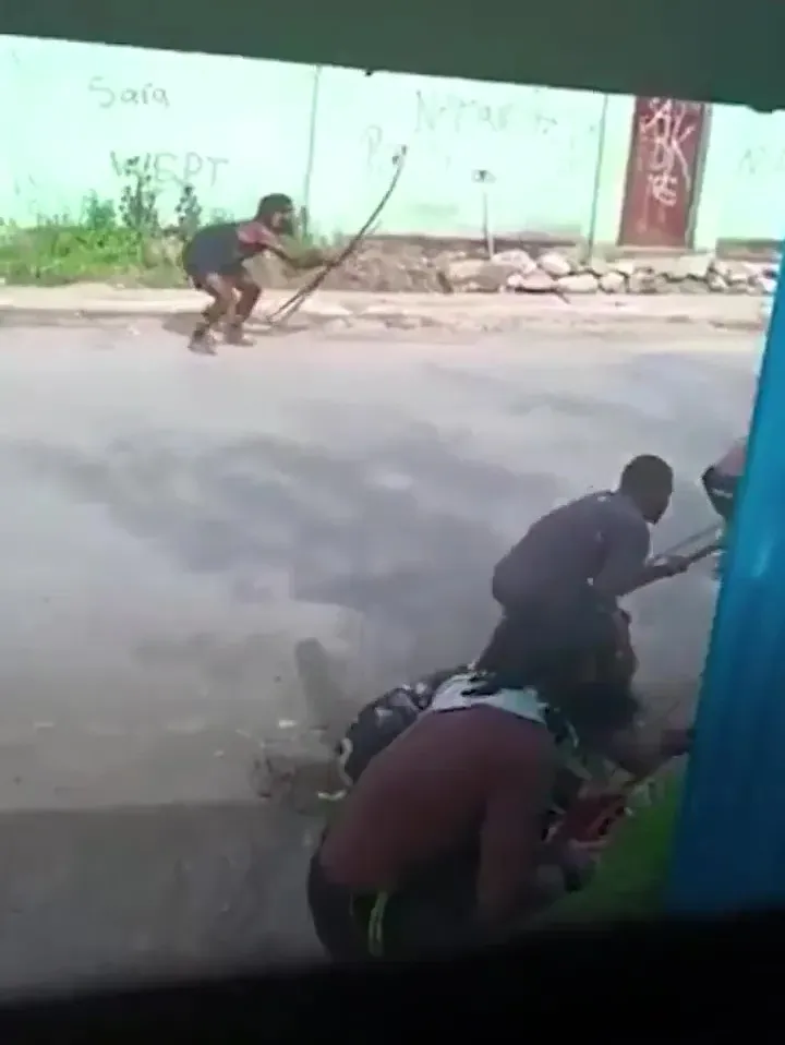 Враждующие племена развернули битву с луками на оживлённой улице