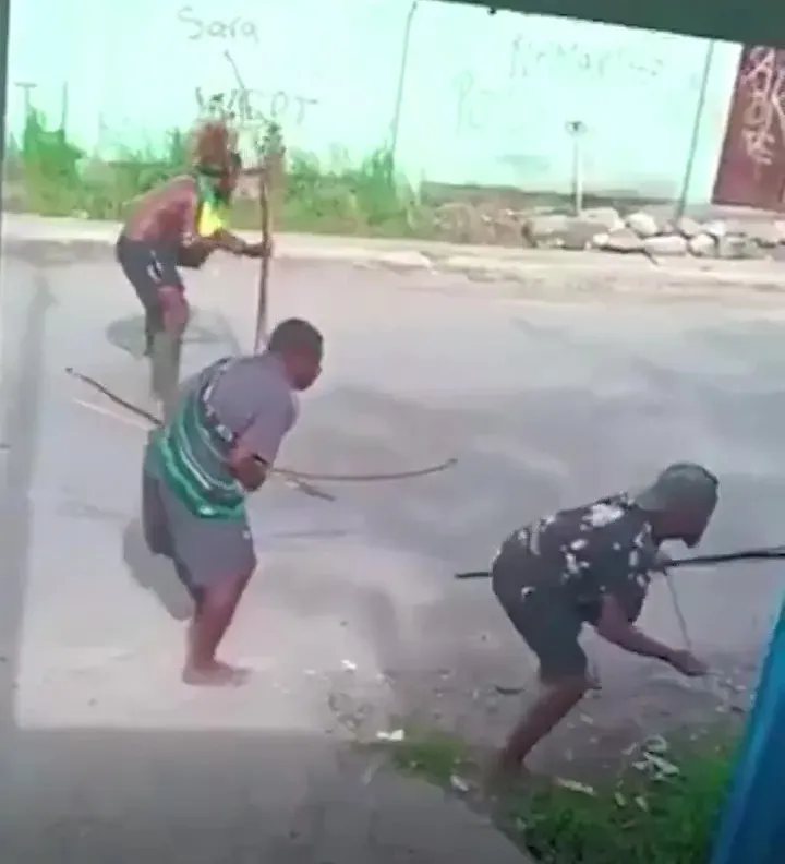 Враждующие племена развернули битву с луками на оживлённой улице