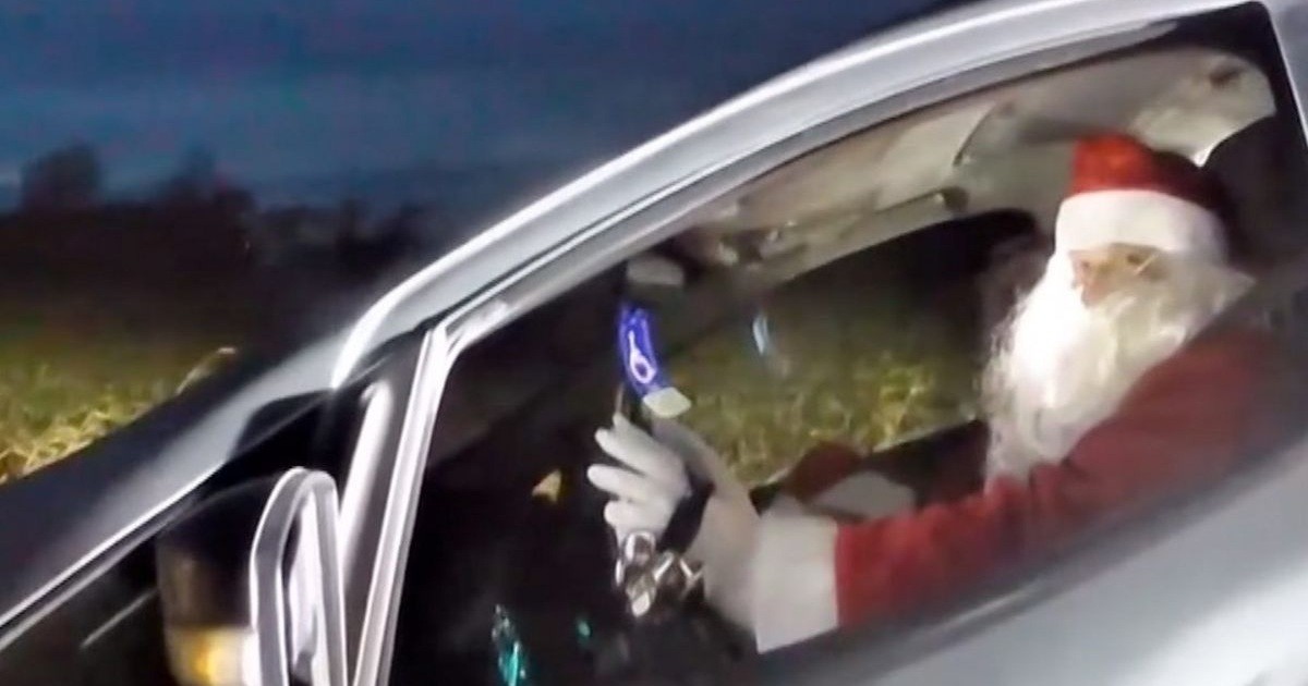 Северный полюс уже не тот!: Санту и миссис Клаус остановили за превышение скорости