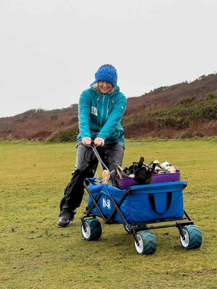 Сотни пар обуви XIX века вынесло на берег Уэльса