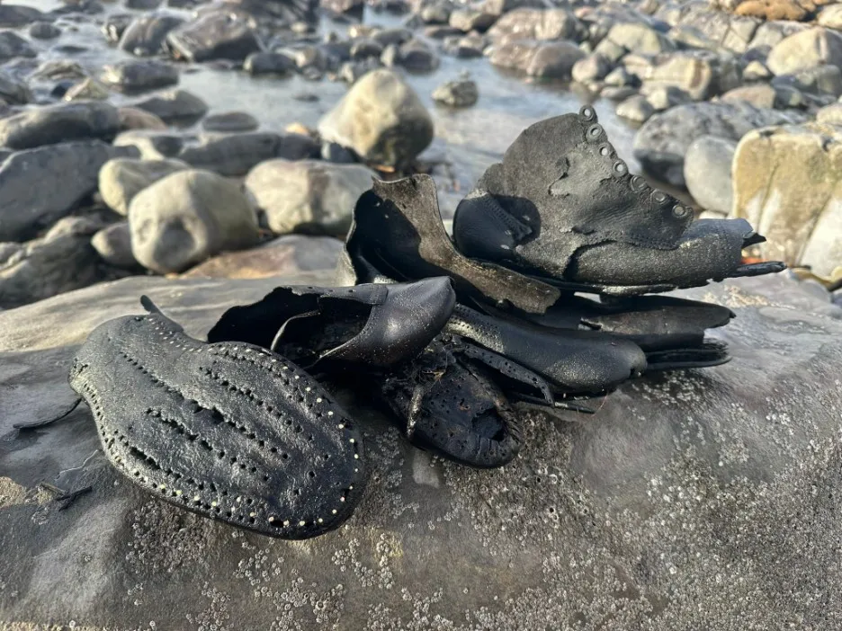 Сотни пар обуви XIX века вынесло на берег Уэльса