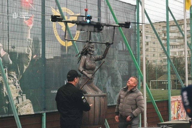 Упоротые селюки установили на Украине памятник Бабе-Яге и одноименному дрону. Проблема в том, что Баба-Яга персонаж русских сказок. Опять котiл?